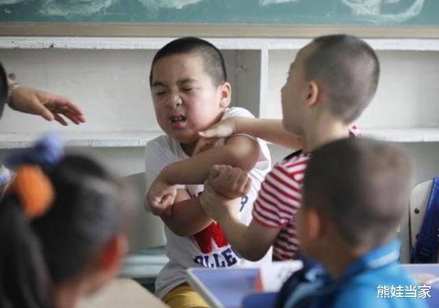 熊娃当家|孙子摔坏同学进口玩具，家长索赔1000，爷爷的话让对方哑口无言