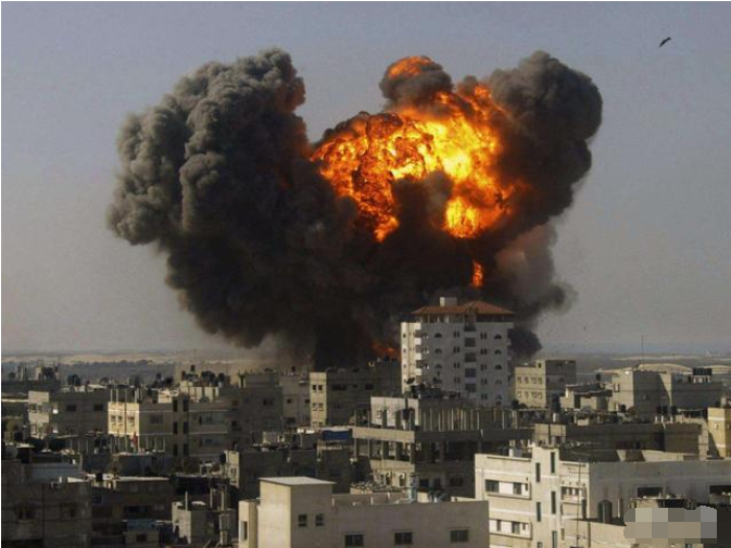 『美国』突然发动空袭！为了对外转移美国的危机，白宫或许要真发动战争了