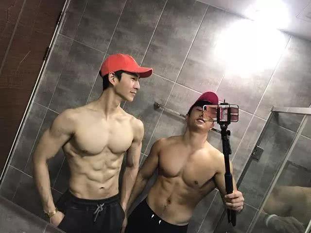 健身@吃播界吴彦祖！一餐10个汉堡，不怕发胖，还保持8块腹肌！