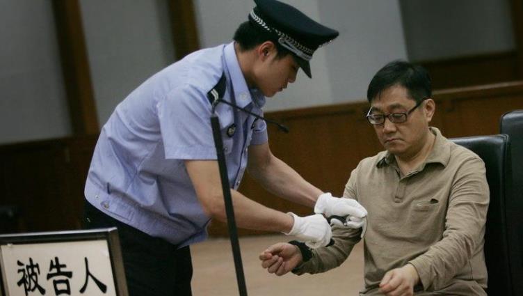 赵薇|结婚23年没做过家务，丈夫在狱中离世，独自一人还清千万债务！
