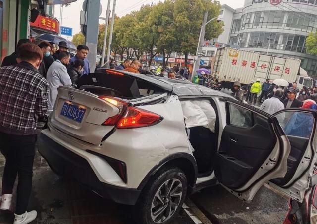 保研:丰田奕泽追尾本田思域, 三厢车撞成两厢, 网友: 买车先看中保研