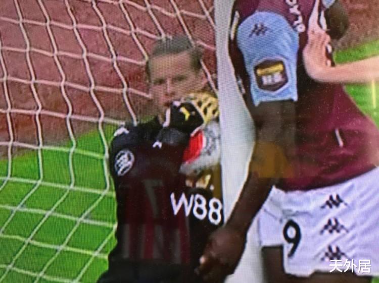 「英超」时隔100天，英超重启首场出现罕见误判！9000场未见，曼联收大礼