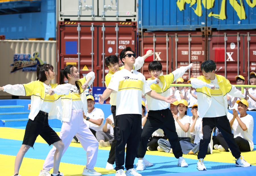 郑恺|《奔跑吧》第100期，郑恺获得唯一全勤奖，爱妻藏着肚子祝贺他