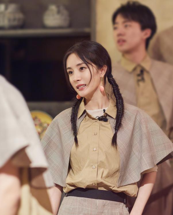 穿衣搭配|不愧是“带货女王”,杨幂在《密逃》里的初秋穿搭,又美到我了