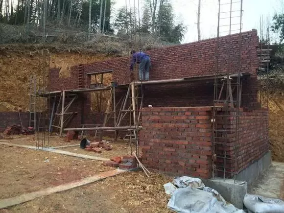 「」实拍丨外地农民工回乡盖自建房，三层主体不到40万全搞定
