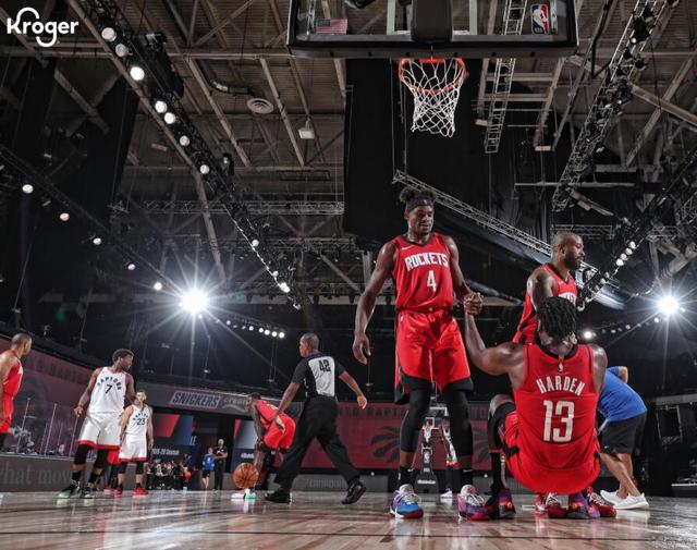 winnie|热身赛-哈登三节24分10助，火箭末节崩盘负猛龙