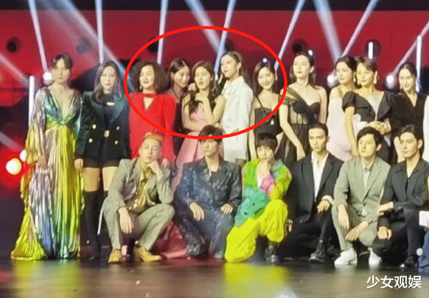 杨幂|ELLE大典合影，赵露思站边缘，乔欣蹲前排，杨幂站位厉害了