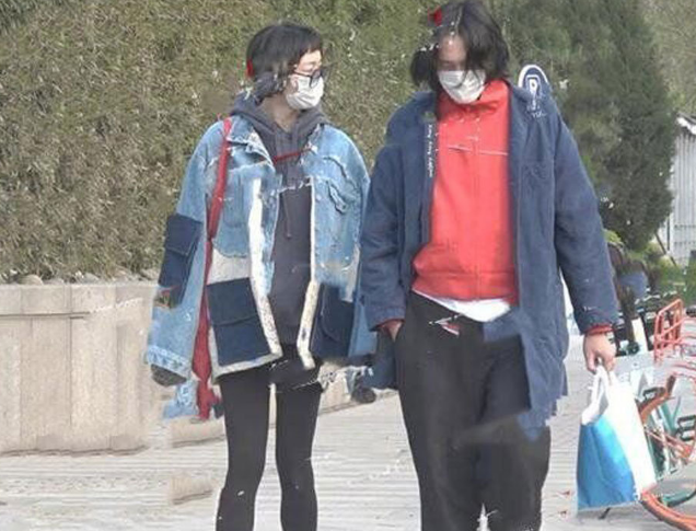 「」私下已同居？王传君齐溪商场选购家居用品，女方趴他身上秀恩爱！