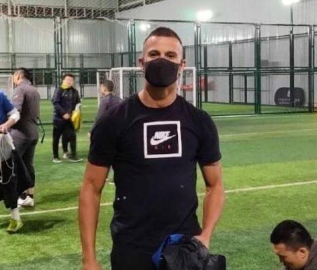 中超@足坛罕见!30岁中超外援昨晚与6名球迷约球,狂进15个!