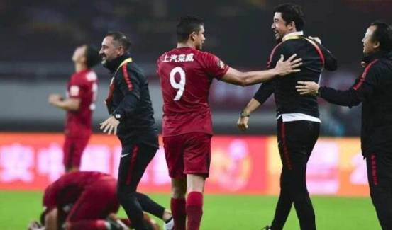 谢晖:上港名宿执教新东家遭遇开门黑,1比2不敌升班马,未来前景不妙