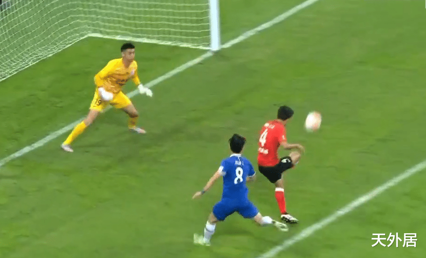 上海上港|当红国脚门前5米将必进球踢偏！上港主帅不敢相信：捂脸疯狂抱怨