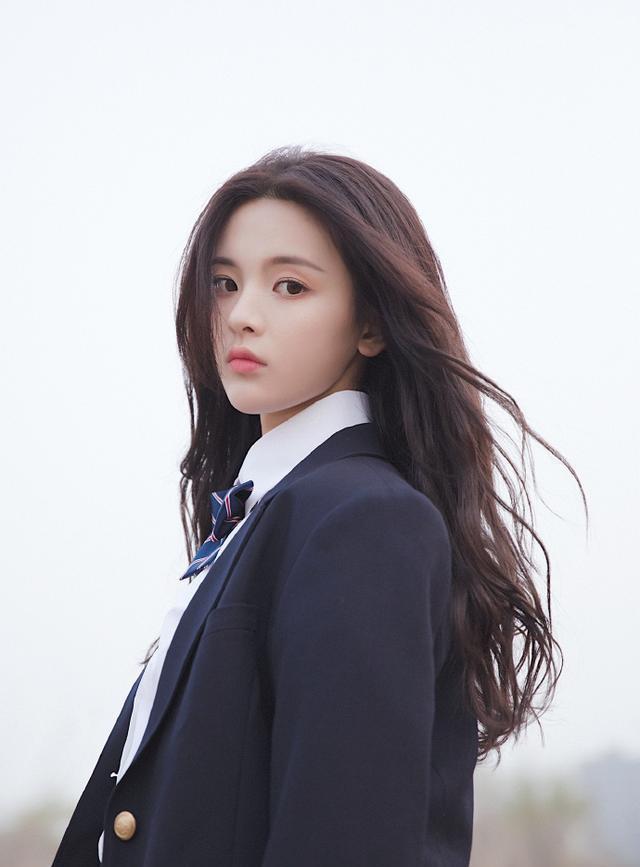 「杨超越」杨超越不愧是“村花”，扎双马尾穿制服裙，这腿是被天使吻过吗