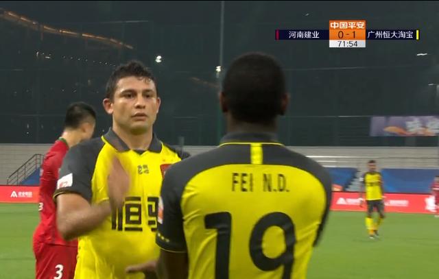 韦世豪|78分钟，韦世豪点球被扑，随后补射命中！卡纳瓦罗紧张的摸了摸头