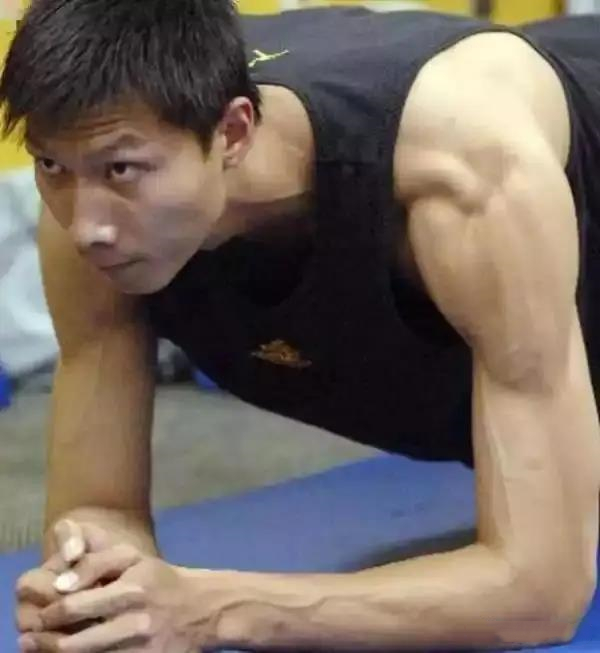 国足:相差巨大!易建联的手臂,苏炳添的大腿,朱婷的肩膀,国足的肚子