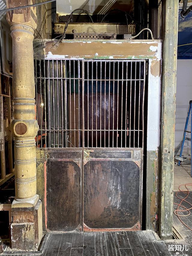 |美国酒店在墙后发现隐藏100年电梯，安装时中国刚打完甲午战争