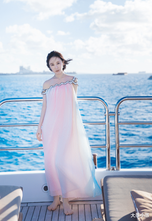 「穿衣搭配」33岁舒畅愈发年轻，短发造型配各式衣服，衣品减龄时尚