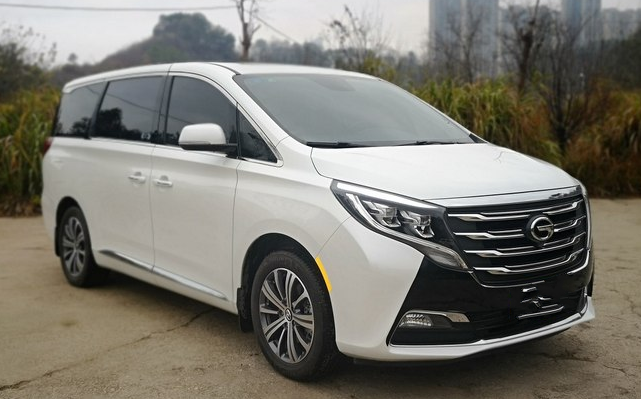 「头等舱」换个车标能卖爆，双电侧门+老板座舱，比埃尔法还舒适，被低估了