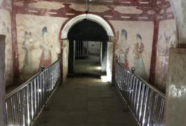 【武则天】千年古墓被发掘，专家进入墓中，发现墓门后面竟站着一个人