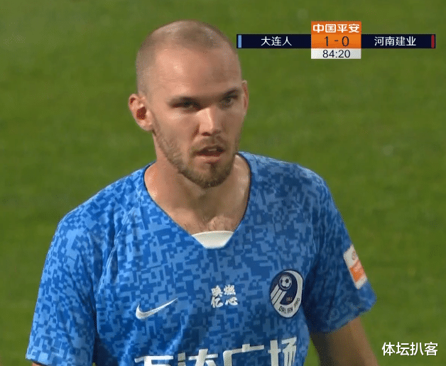 河南建业|红牌+点球！中超裁判引争议：遭大连人球员围堵，贝尼特斯黑脸！