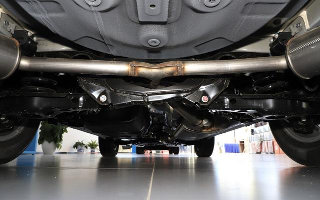 「SUV」了不起的“中国造”，车内静如深海，底盘稳似德系，月薪4000可买