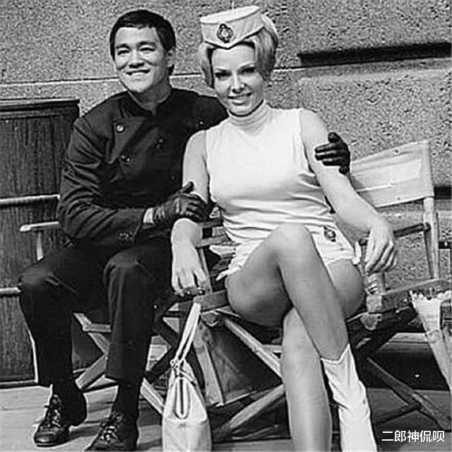 李小龙|无法重拍的瞬间：拉黄包车的李小龙，听MP3的狄仁杰，搭肩刘晓庆的铁榔头