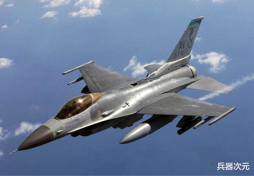 「枭龙战机」枭龙战机迎来第四个客户，空军司令亲自试驾，返航后当场下订单