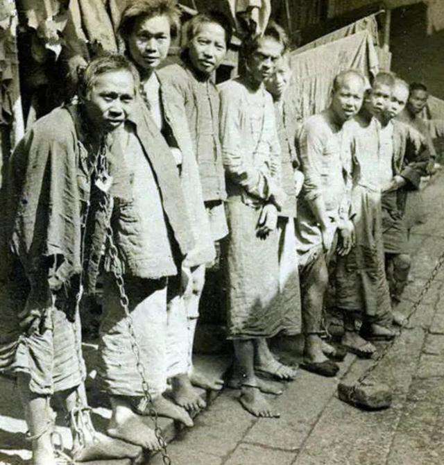 李莲英|清末真实照片，李莲英满脸疙瘩目光呆滞，看到裹小脚女孩瞬间泪目