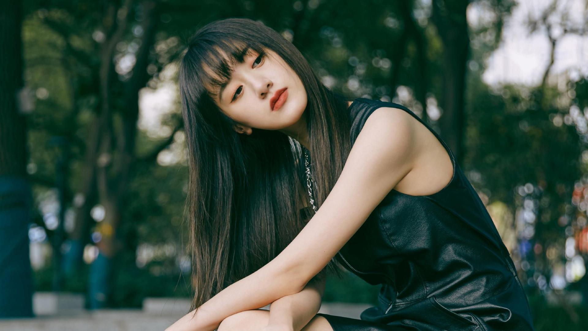 袁冰妍乖乖女走狂野风,黑色背心皮裙配黑色高帮运动鞋,又飒又美