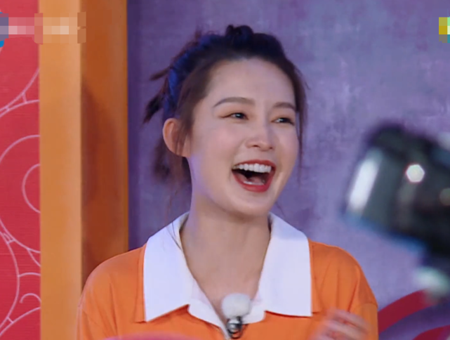 李沁|有种保守叫李沁穿《跑男》团服，撕名牌时别人都正常穿，就她与众不同