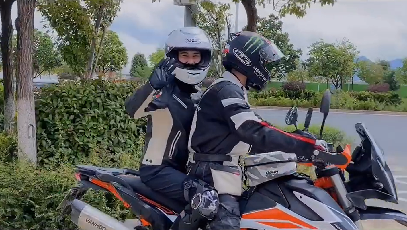 何超莲|何超莲晒首次骑行，窦骁单膝下跪为女友穿装备，轻吻额头深情款款