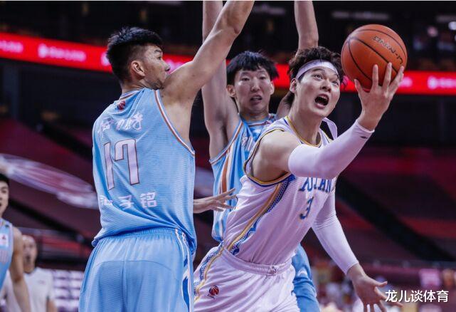 周琦|周琦像个街溜子？22分26篮板，关键时刻4中0，周琦真被霍楠言中了