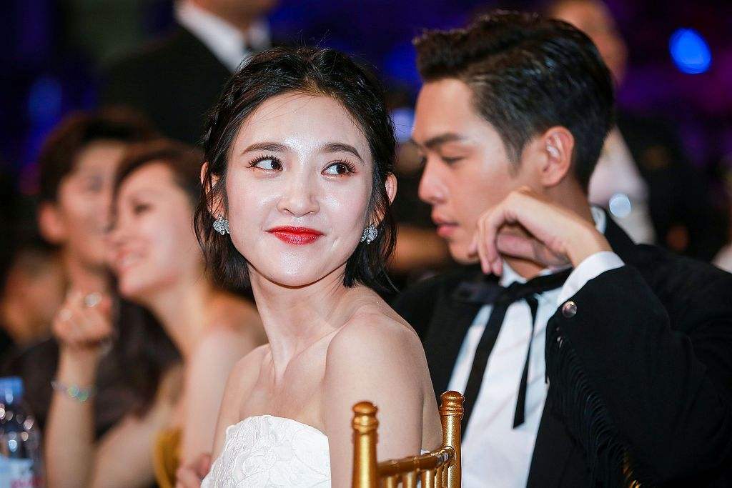 「唐艺昕」唐艺昕产女后首次现身，身材纤细似少女，下意识的动作透露人品