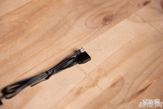 散热器|Tt飓风散热器图赏：传承颜值的下压式散热