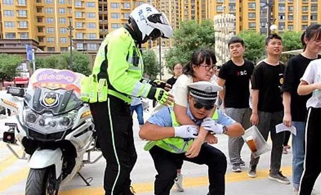 张子枫|19岁妹妹人设崩塌，被称之为“皇族”，高考使用特权，节目中翻车