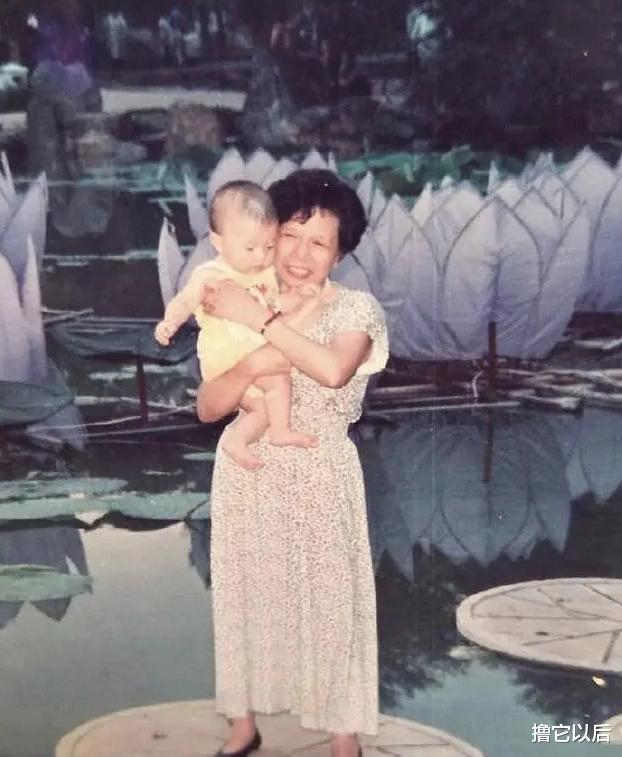 黄子韬|继黄子韬父亲去世后，娱乐圈又添噩耗，他深夜弹唱告别至亲