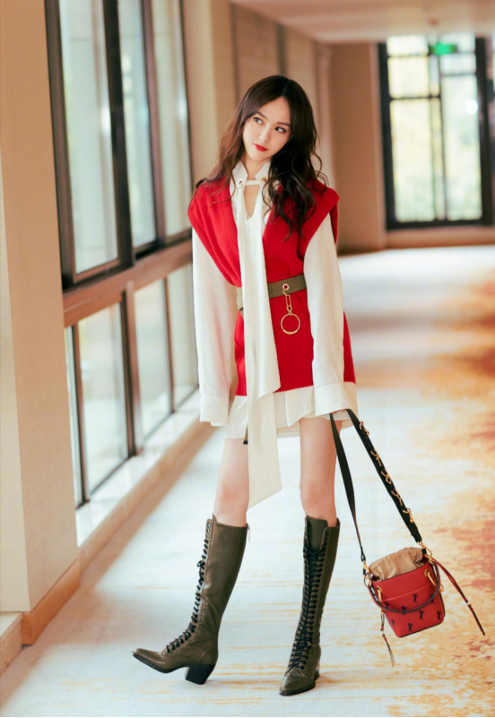 唐嫣|唐嫣身穿红色马甲+白色衬衫裙,窈窕身材比生娃前还要好