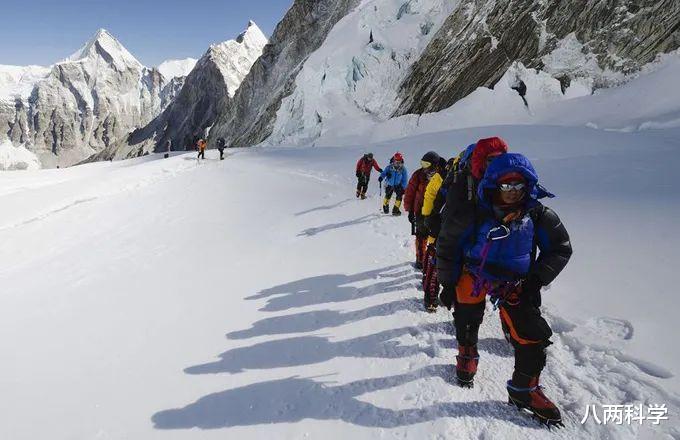 珠峰|珠峰8000多米上的尸体，几十年无人敢搬运，被后人当成路标！