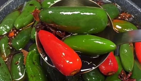 辣椒|秋季，遇到它别手软，买几斤不切不晒，放罐中一腌，能吃一年不坏