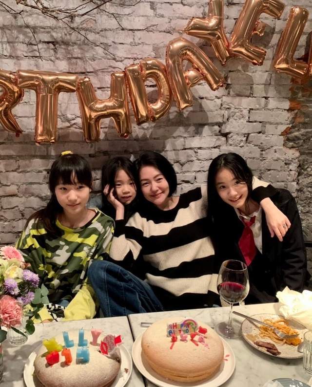 小S|小s13岁二女儿晒庆生照,Lily打扮清纯甜美,母女四人同框似姐妹