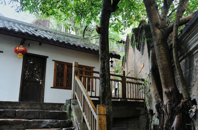 「古镇」龙泉山上的古镇,建于三国时期,曾是重要的粮仓