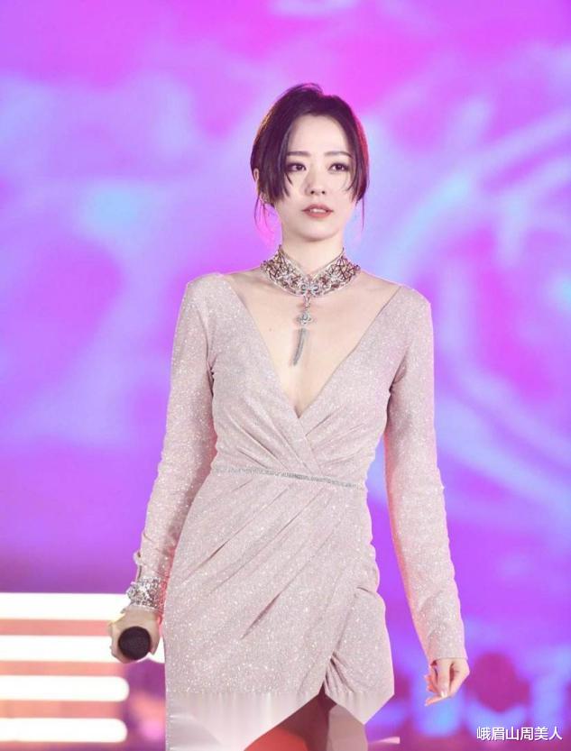 张靓颖|毛阿敏和张靓颖同登杂志封面，网友：这气质差距完全不在一个调上