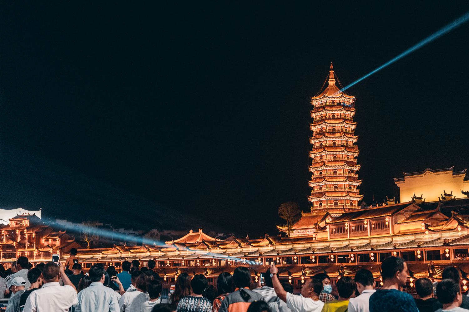 江南古镇|这座仿造的江南古镇，耗资50亿元，人气不输周庄南浔还没门票