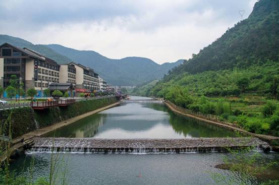 山东省 美国姑娘：看不懂中国，县城“火”到国外，国内却无人问津？