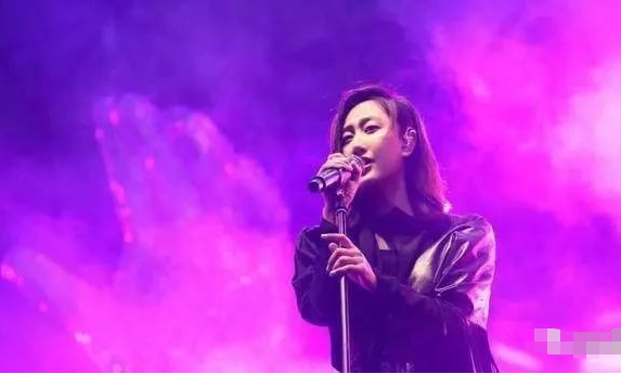 【邓紫棋】她是乐坛最特殊的歌手，不签公司也不雇经纪人，如今却红得一塌糊涂！