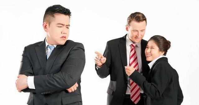 |领导有这四个动作，是在暗示排挤你，大意了就会吃亏