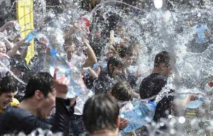 乌克兰|最“肮脏”的节日，乌克兰美女释放天性，看对眼就回家
