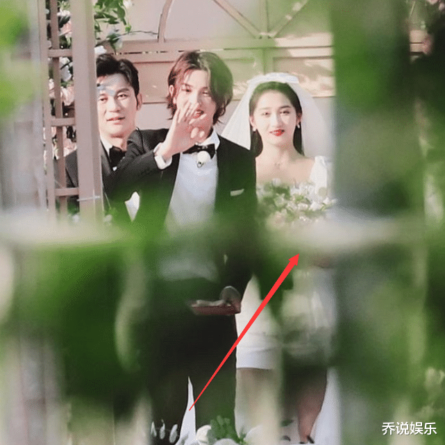 「关晓彤」奔跑吧:同样穿婚纱持手捧花,关晓彤规矩,Baby故意拿不好真聪明