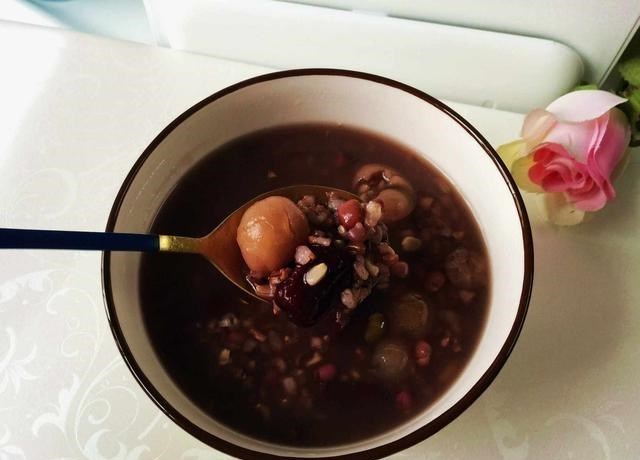 牛奶：早餐，别总抓着牛奶豆浆不放，常喝这一碗粥，面色红润精神也好