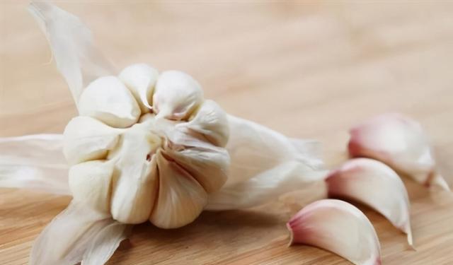 陈醋|腌腊八蒜，用陈醋还是用白醋？其实都不对，看完您就明白了