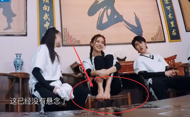 金靖|baby脱鞋光脚踩凳子上，谁注意旁边金靖蔡徐坤的表情？太真实了！
